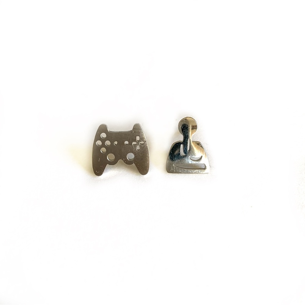 Video game controller earrings - Picture 2 of 5